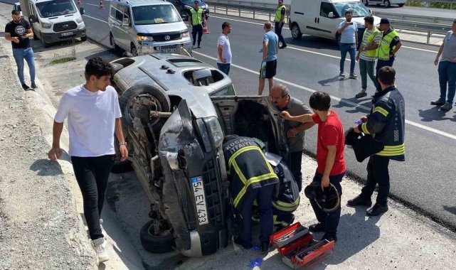 Hafif ticari araç yan yattı: 2 yaralı