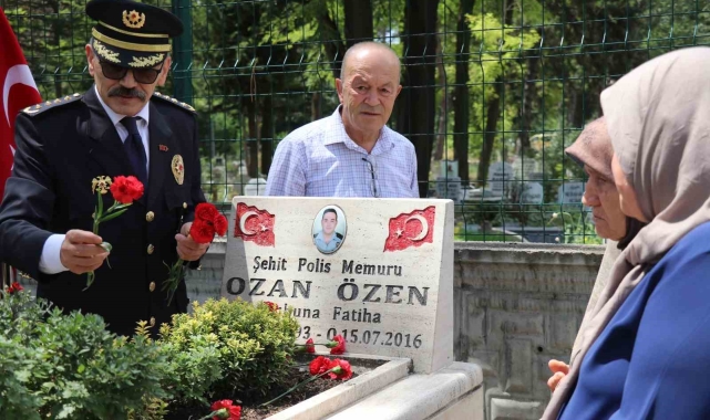 Hain darbe girişiminde şehit düşen Ozan Özen mezarı başında anıldı: "Acı artıyor, eksilmiyor"