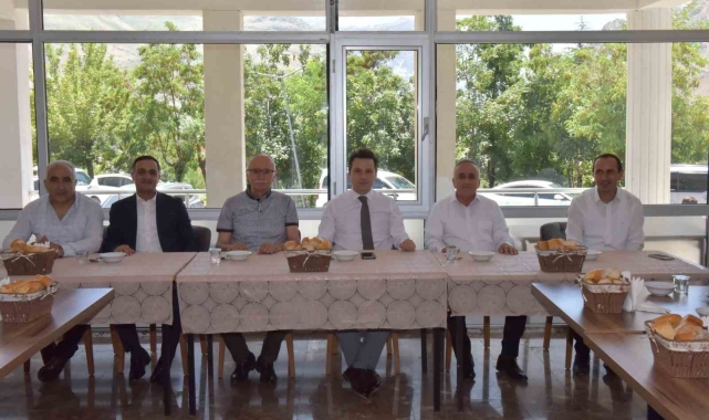 Hakkari'de emekliye ayrılan müdürlere veda yemeği