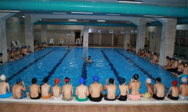 Haliliye Belediyesi ile günde bin 600 çocuk yüzme eğitimi alıyor
