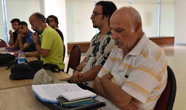 Hatıralarını kaleme almak için 77 yaşında senaryo yazarlığı öğreniyor