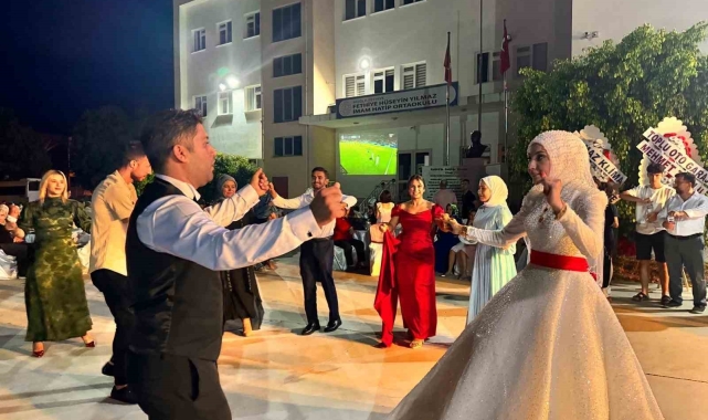 Hem evlendiler, hem Milli maçı izlediler