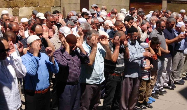 Heniyye için Yozgat'ta gıyabi cenaze namazı kılındı
