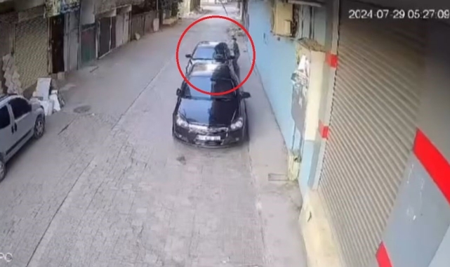 Hırsızlık yapacağı otomobilin camını kıran şahıs, alarm çalınca kaçtı