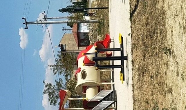 Hisarcık'ta çocuk oyun parklarının beton ve toprak zemini tehlike saçıyor