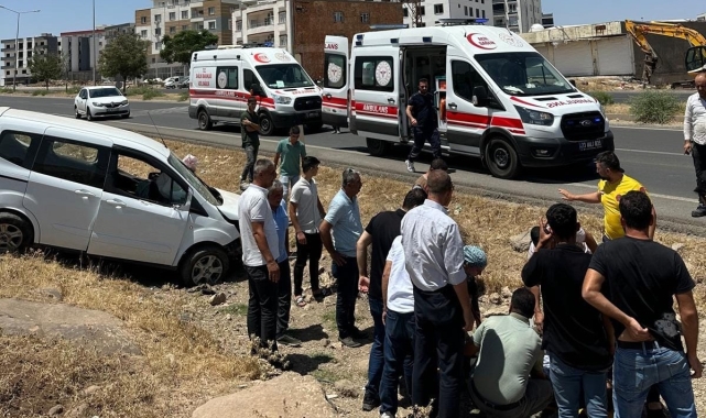 İdil'de hafif ticari araç şarampole yuvarlandı: 1 yaralı