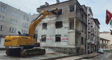 İlkadım'da metruk binalar yıkılıyor