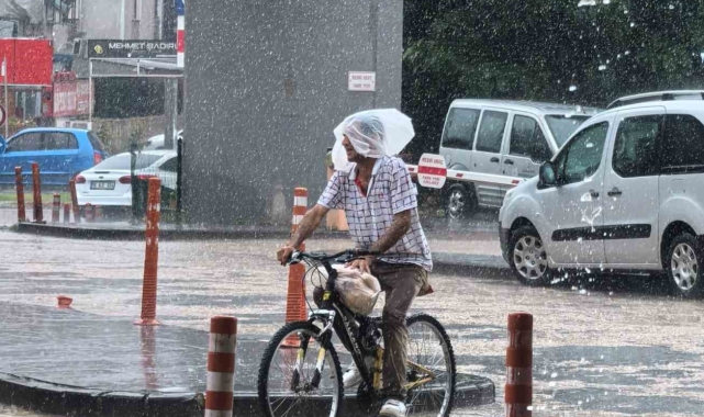 İnegöl'de sağanak hayatı felç etti