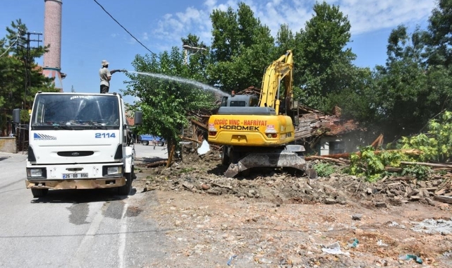 İnönü'de metruk evlerin yıkımı başladı