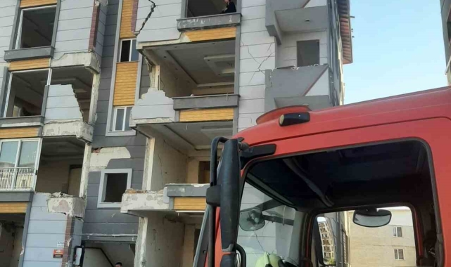 İntihar etmek için 5 katlı apartmana çıkan şahıs ikna edildi