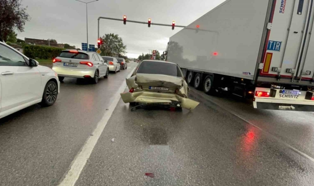 Işıkta duran otomobile çarptı: 2 yaralı