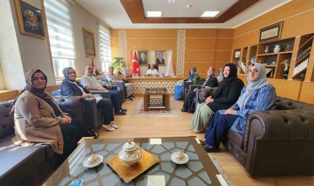 İspanya'dan dönen Olgunlaşma Enstitüsü'nden katılımcı Müdür Başyiğit'i ziyaret etti