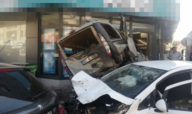 Isparta'da araçlar birbirine girdi, ortalık savaş alanına döndü: 3 yaralı