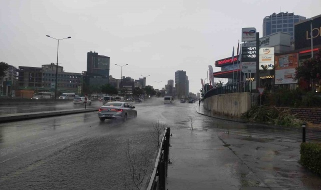 İstanbul hafta sonuna yağmurla uyandı
