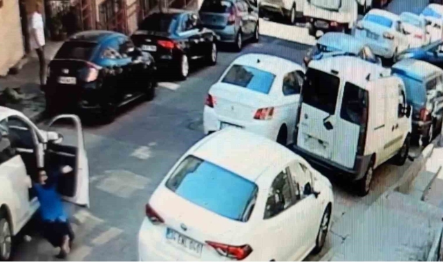 İstanbul'da dehşet anları kamerada: Kendini araçtan atan kadın metrelerce sürüklendi