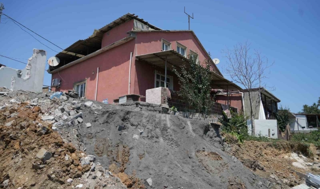 İstanbul'da maden sahasının ortasında kalan mahalleli uçurumun kenarında yaşıyor