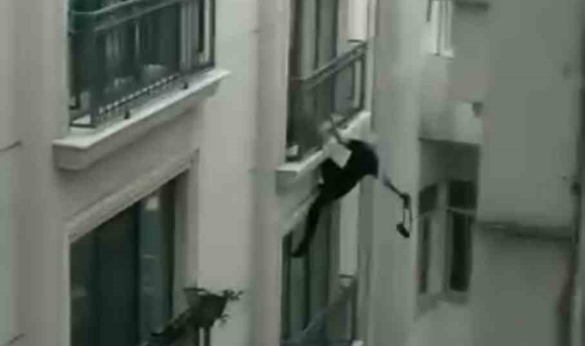 İstanbul'da "örümcek adam" gibi otele tırmanan hırsız kamerada