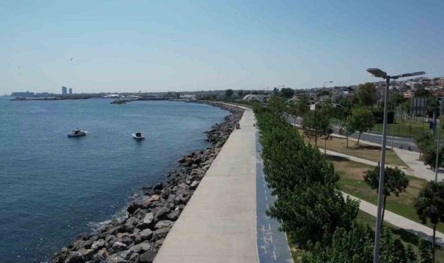 İstanbul'da sıcak hava bunaltıyor: Fatih'te park ve sahil boş kaldı