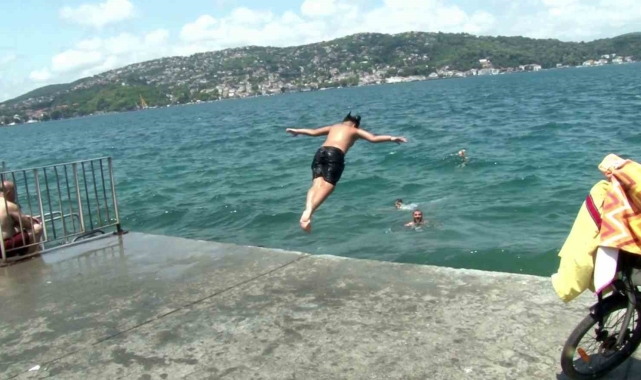 İstanbullular sıcak havada Boğaz'ın sularında serinledi