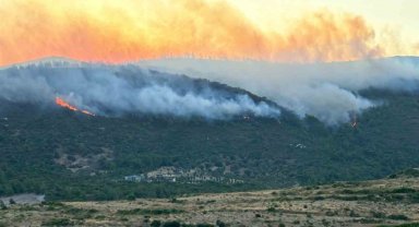 İtfaiye ekipleri gece gündüz demeden alevlerin arasında