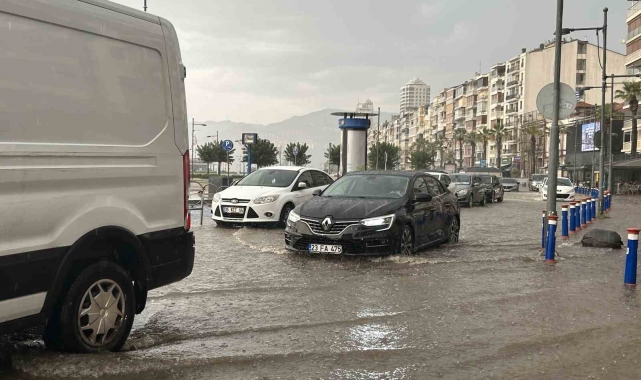 İzmir'i yaz sağanağı vurdu