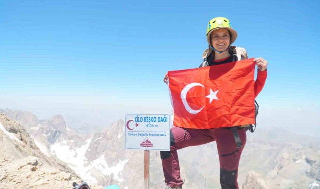 İzmirli dağcılar Türkiye'nin en yüksek ikinci zirvesine ekipmansız tırmandı