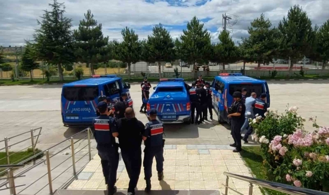 Jandarma 12 aranan şahsı yakalayarak adalete teslim etti