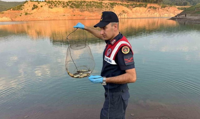 Jandarma küçük balık avlayan 7 kişiye 18 bin lira ceza kesti