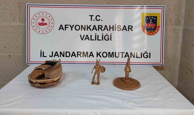 Jandarma takibe aldığı araçta tarihi eser ele geçirdi