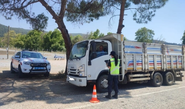 Jandarma'dan yük taşıyan araçlara denetim!