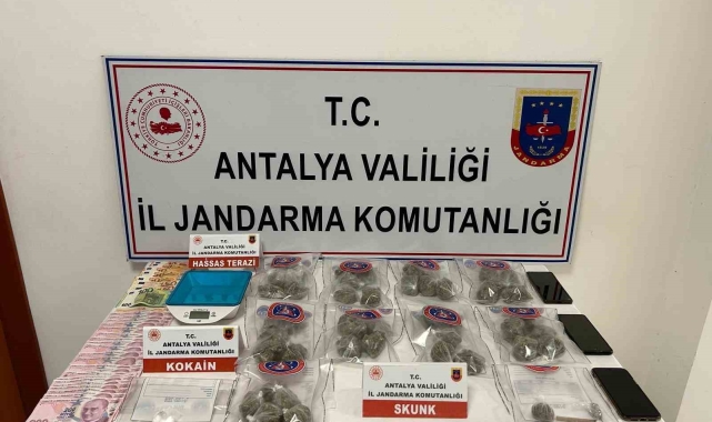 Jandarmanın nereden geldiğini anlayamadılar: Zehir tacirlerine baskın dron kamerasında