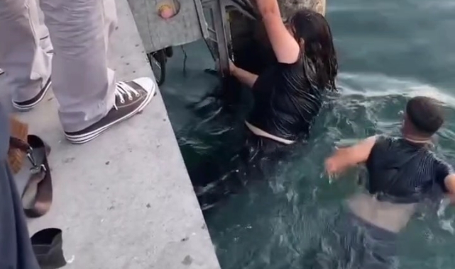 Kadıköy'de denize düşen kadını vatandaşlar kurtardı