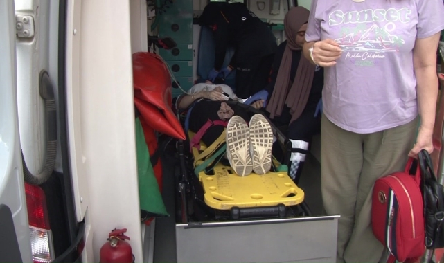 Kadıköy'de lüks araç park halindeki ticari taksiye çarptı: 3 yaralı