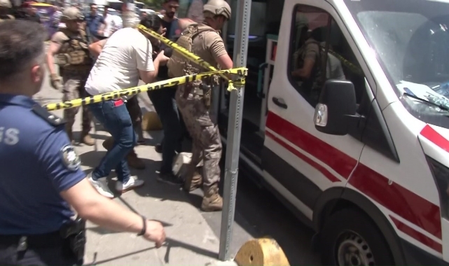 Kadıköy'de rehine krizi: Kuruyemişçiyi rehin aldı, intihara kalkıştı
