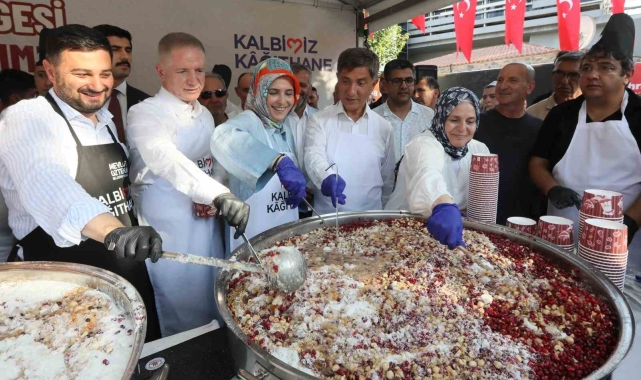 Kağıthane Belediyesi vatandaşlara 35 bin kase aşure dağıttı