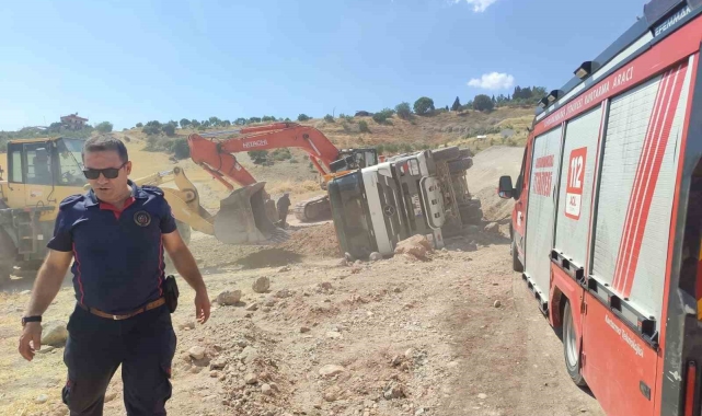 Kahramanmaraş'ta kum yüklü kamyon devrildi: 1 yaralı