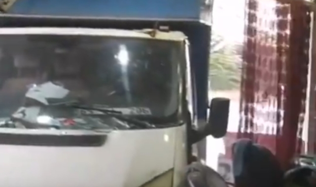 Kamyonet berber dükkanına girdi