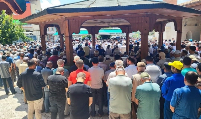 Kansere yeniş düşen muhtar son yolculuğuna uğurlandı