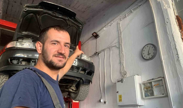 Karaman'da bir çift kumru 2 yıldır oto tamirci dükkanına yuva yapıyor
