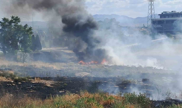 Karaman'da boş arazideki kuru otların tutuşması sonucu çıkan yangın korkuttu