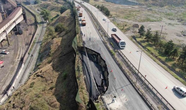 Karayolu tamamen çökünce demir yolu da ulaşıma kapandı
