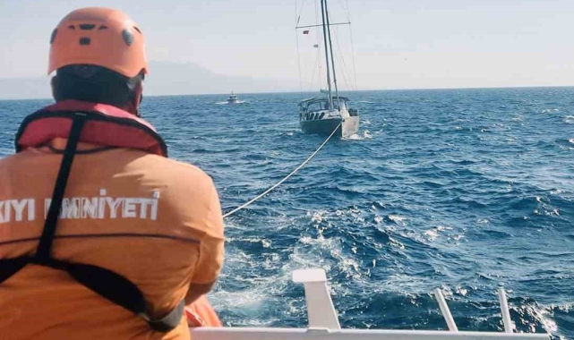 Kargı Adası önünde arızalanan ve sürüklenen tekneyi KIYEM ekipleri kurtardı