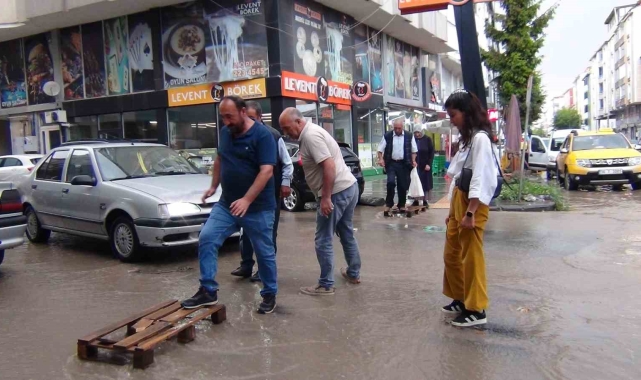 Kars'ta caddeler göle döndü