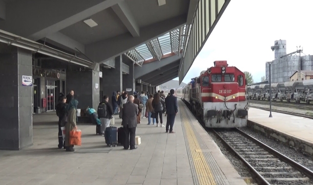 Kars'ta vatandaşların tercihi 'tren yolculuğu'