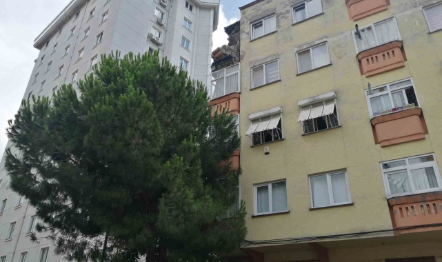 Kartal'da 4 katlı binada balkon çöktü