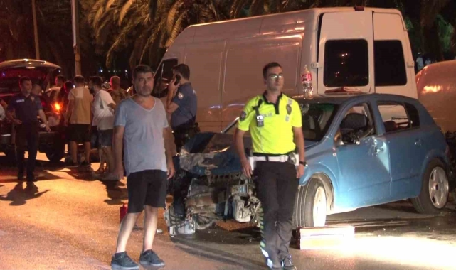Kartal'da kontrolden çıkan otomobil park halindeki araçlara çarptı: 3 yaralı