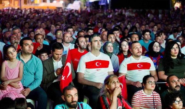 Kartal'da milli maç heyecanı dev ekranda yaşandı