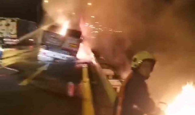 Karton yüklü tır yandı