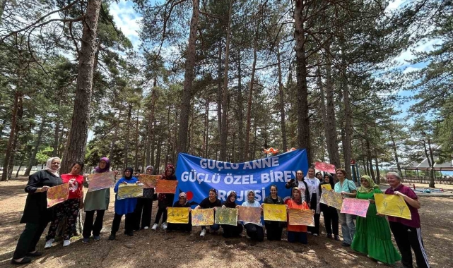 Kastamonu'da özel bireyler ile anneleri, doğada ebru yaparak stres attı