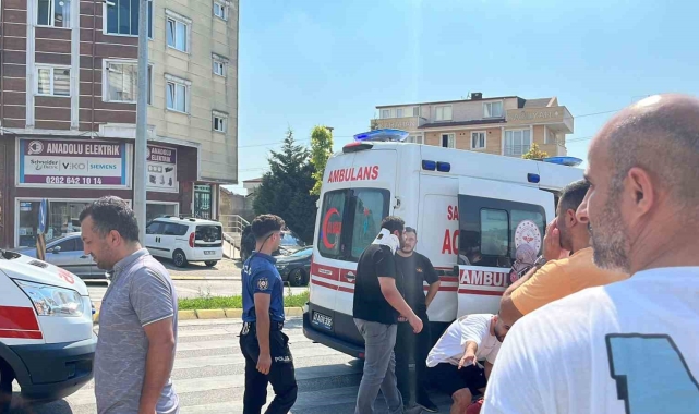 Kavşakta kaza yapan otomobil ortalığı birbirine kattı: 2'si yaya 4 yaralı